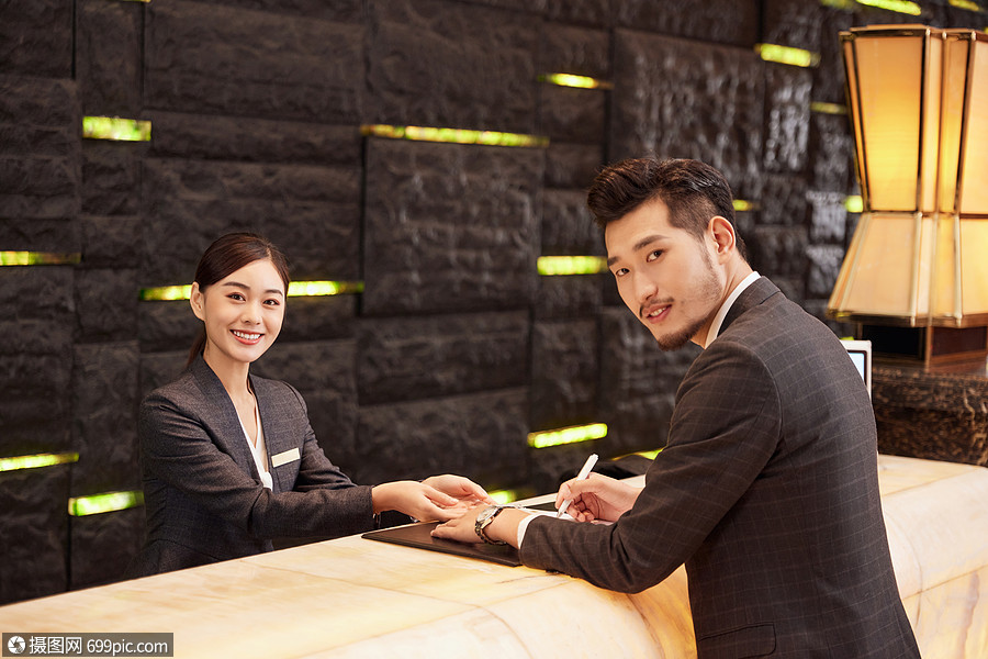 酒店前台服务人员为顾客办理入住工作管家