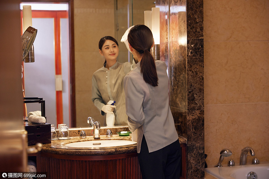 酒店保洁员客房洗漱区域整理清洁