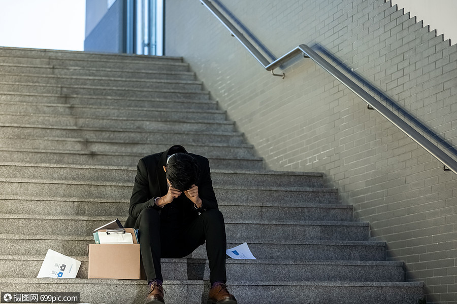 被辞退的商务男性失落的坐在楼梯上亚洲人模特