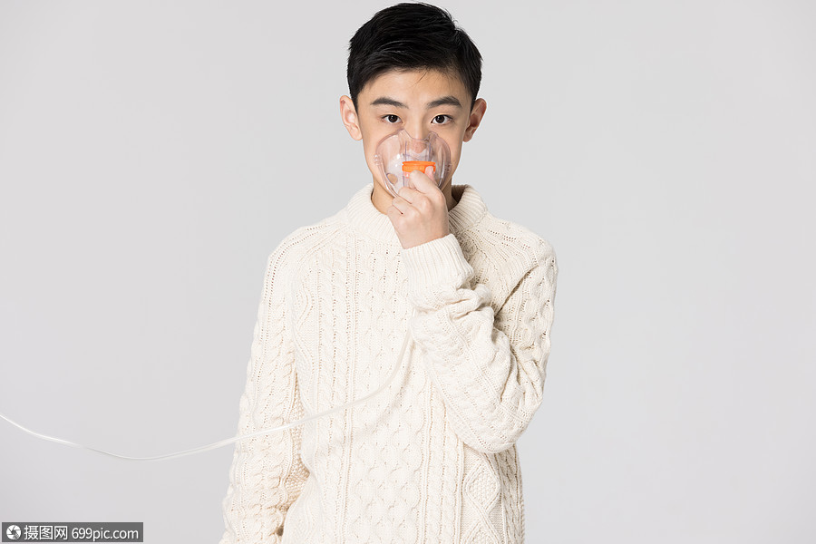 青少年男生佩戴氧气面罩小男孩防疫