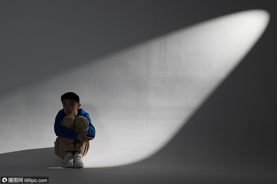 青春期青少年遭受欺凌蜷缩在墙角