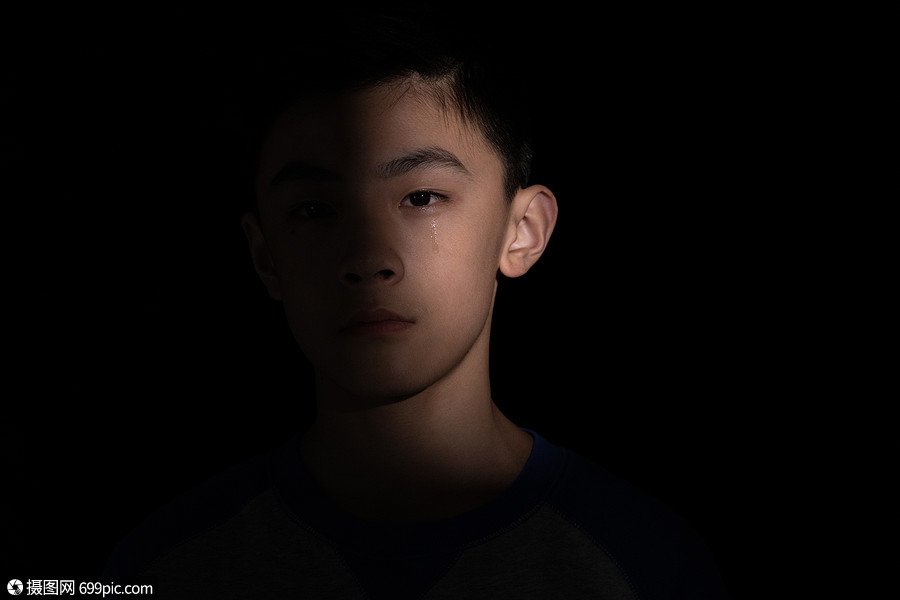 遭受虐待黑暗里的青少年男孩