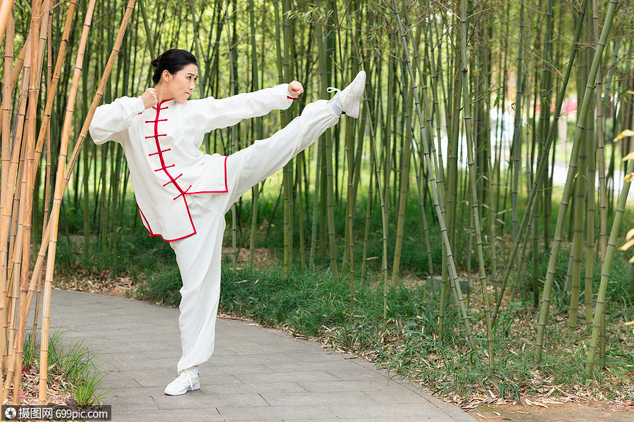 穿着练功武术服的女性