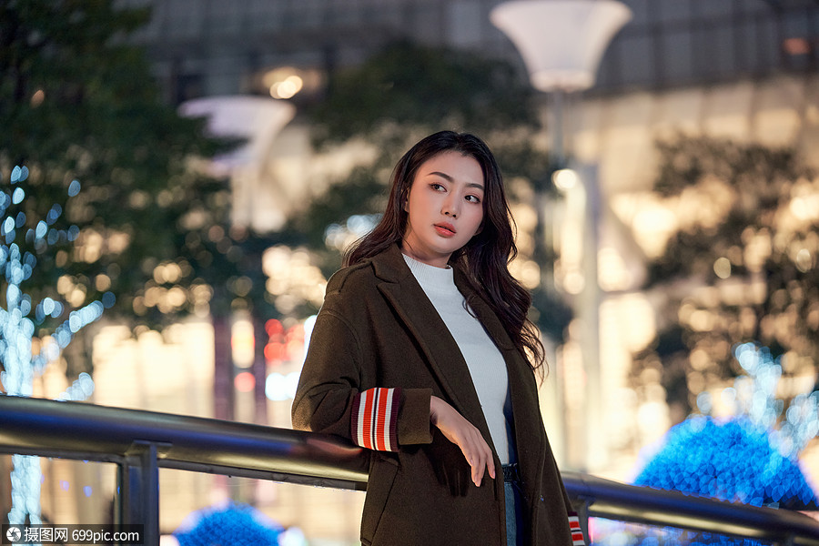 照片 人物情感 商业街 城市夜晚都市女孩.jpg