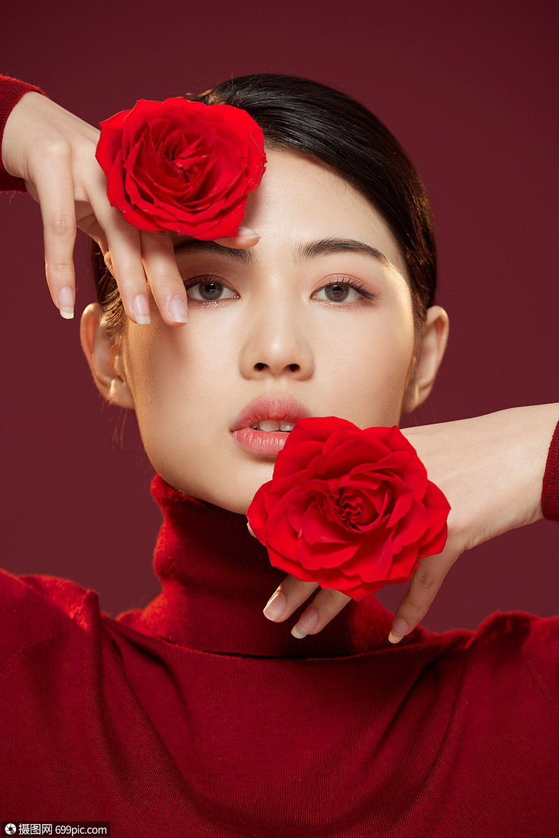 新年春节中国风美女拿玫瑰花