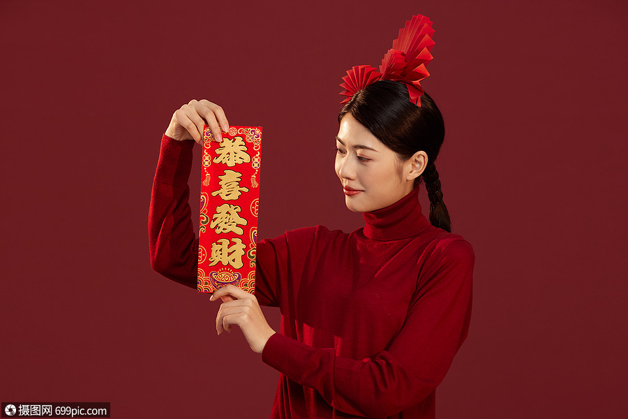 新年春节中国风美女拿春联创意妆容