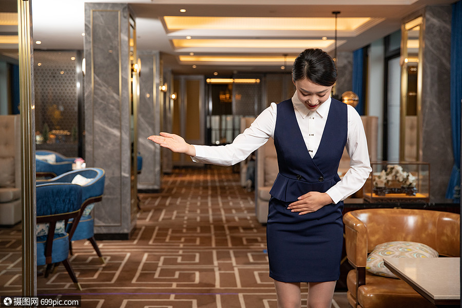 西餐厅服务员形象女性豪华餐厅