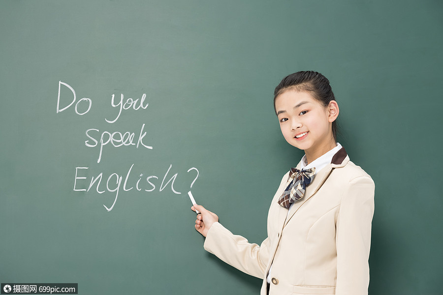 站在黑板前的女学生小女孩微笑学习初中生