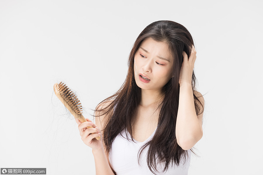 女性梳头掉发烦恼