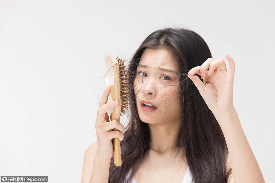 女性梳头掉发烦恼