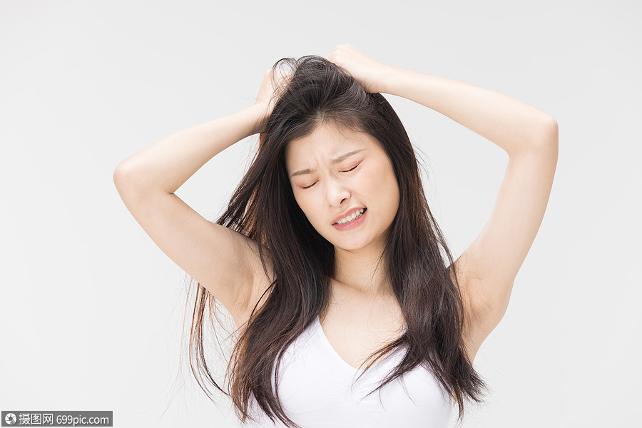 脱发问题抓头苦恼的年轻女性