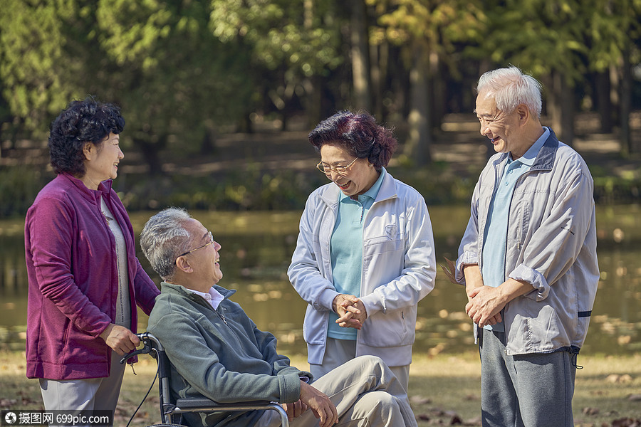 老年人公園相伴散步