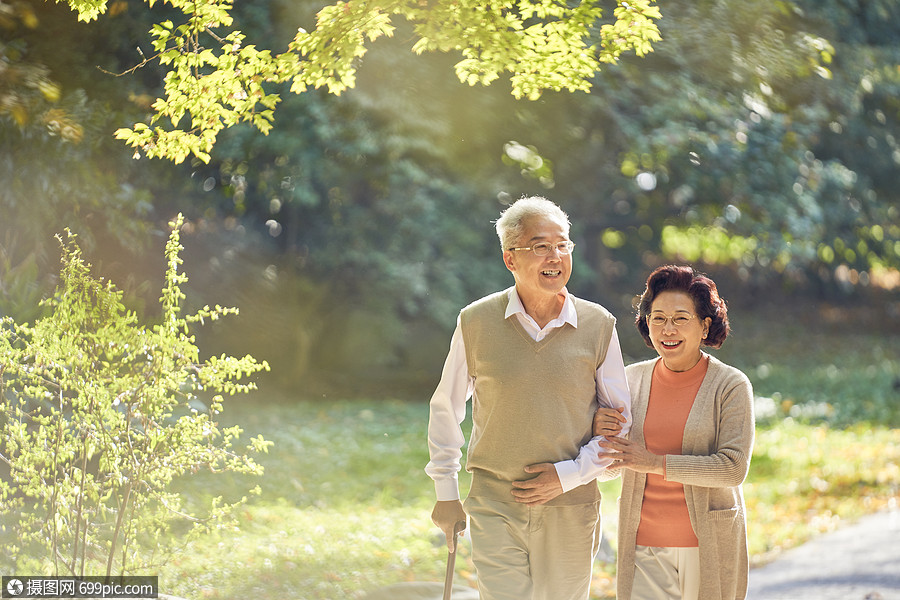 老年夫妇早晨公园散步户外老人