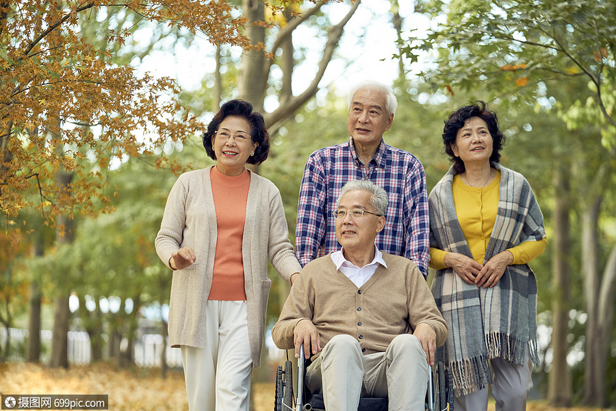 老年人一起戶外散步休閒老年生活