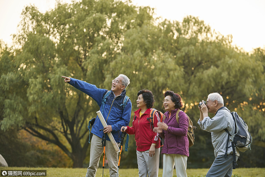 老年人组团户外游玩拍照旅游老人