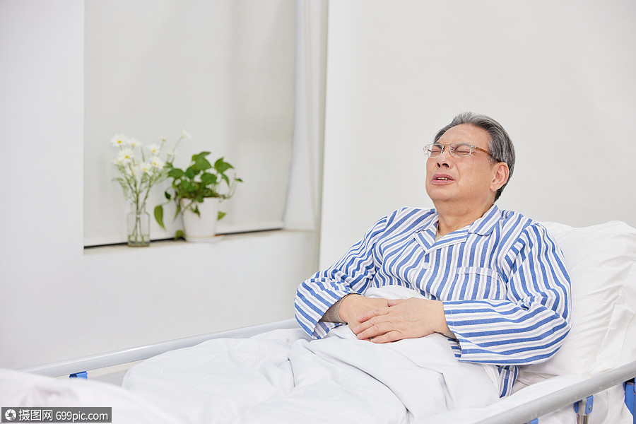 住院的老人腹部疼痛老年疾病难受