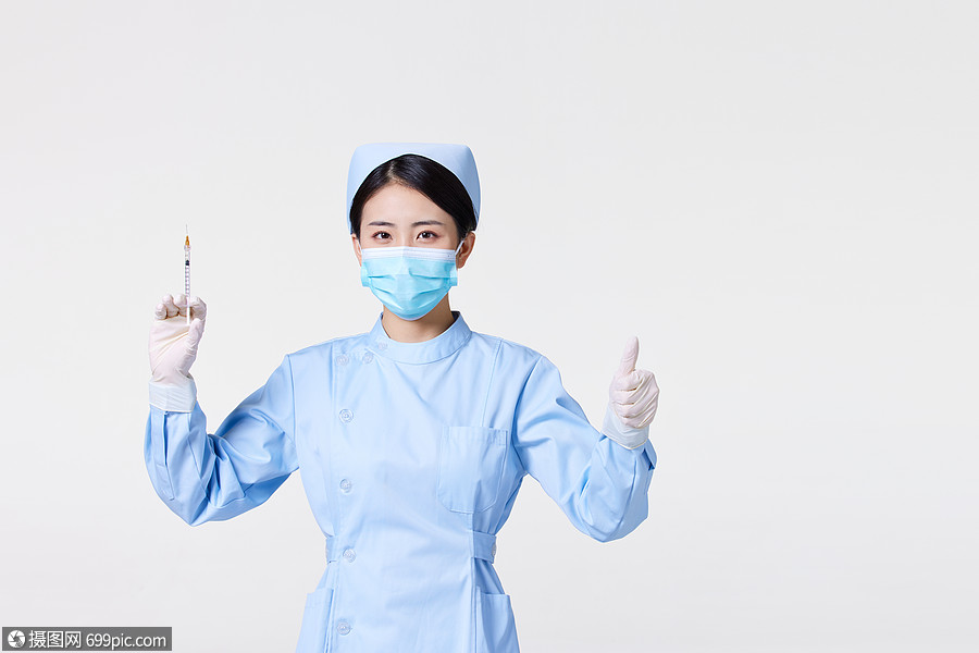 手拿注射器点赞的护士疫情防疫