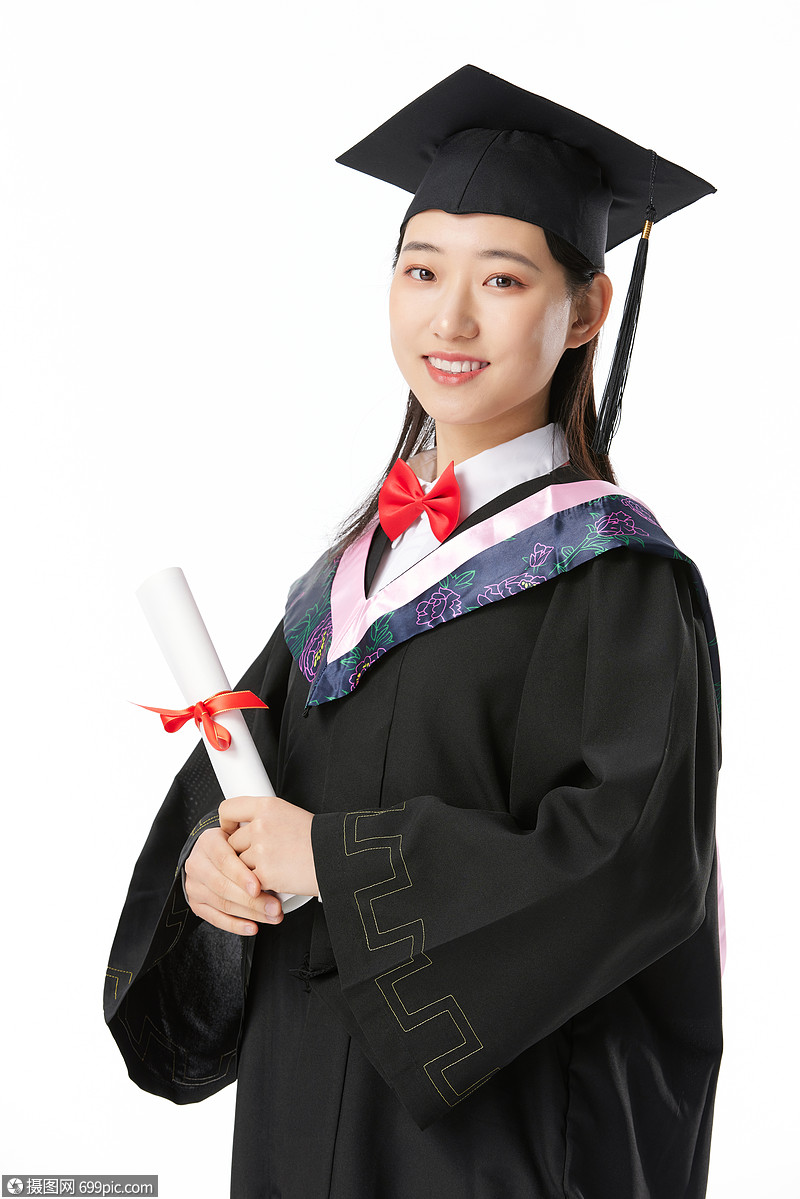 穿学士服的女大学毕业生自信学位证