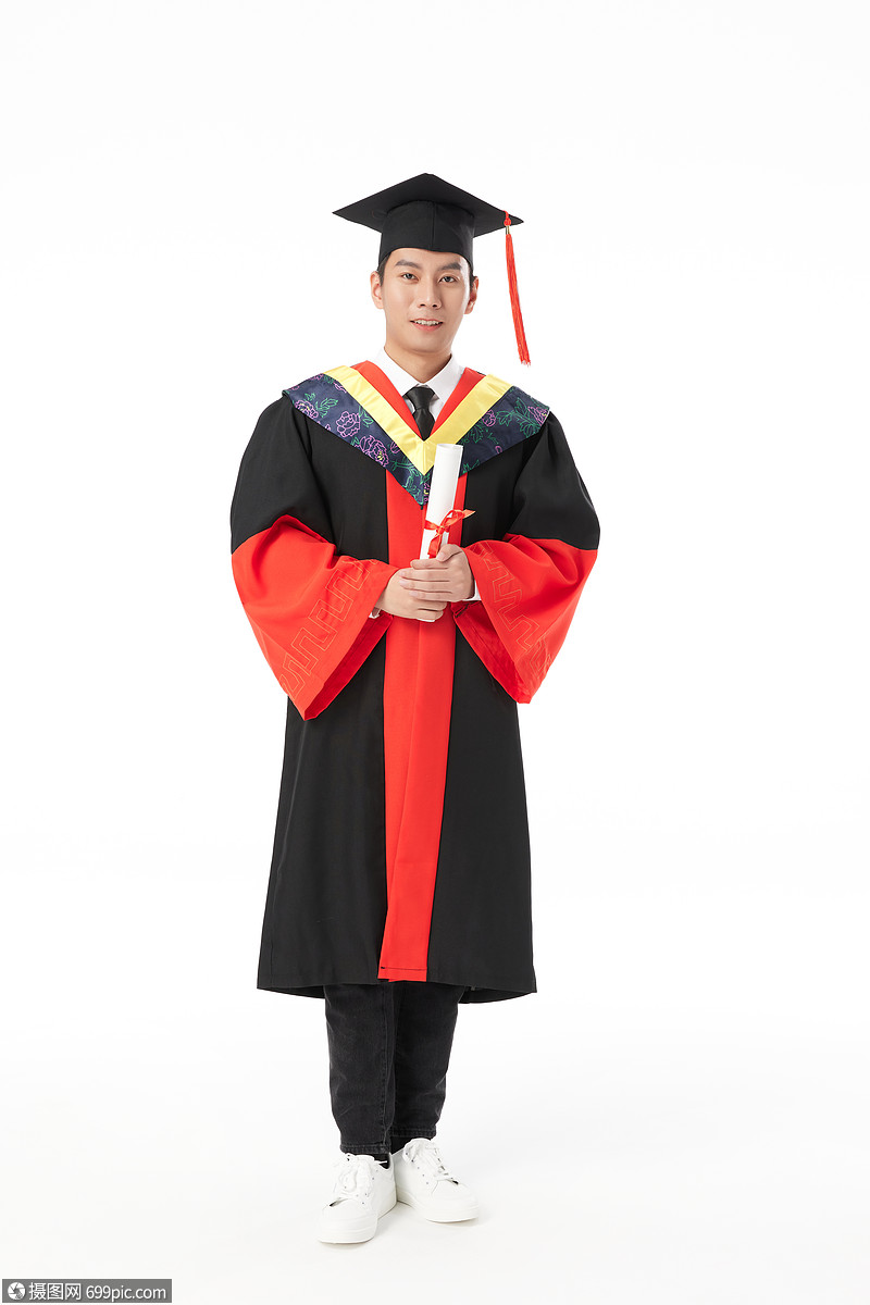 穿博士服的男博士毕业生