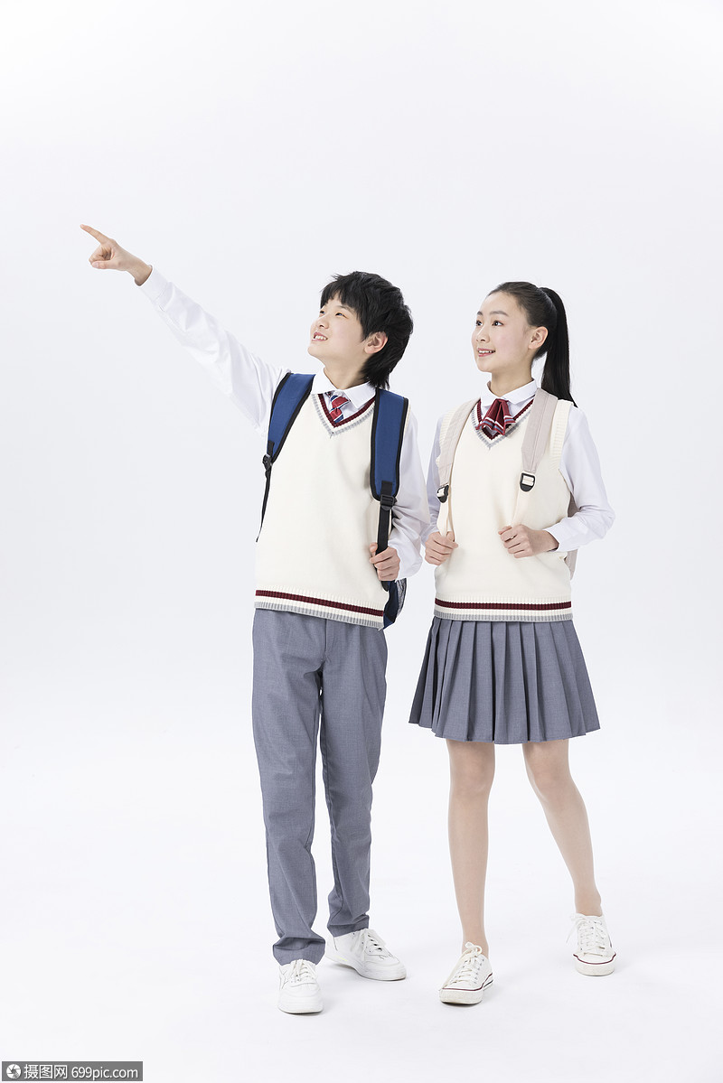 开学季背书包一起上学的初中生