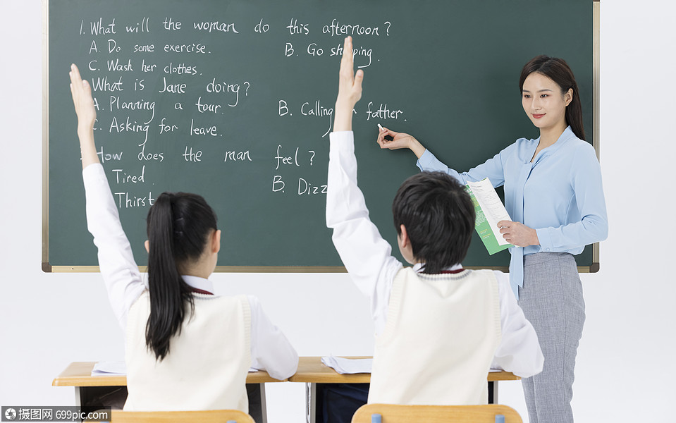 初中生认真听老师上课听讲授课