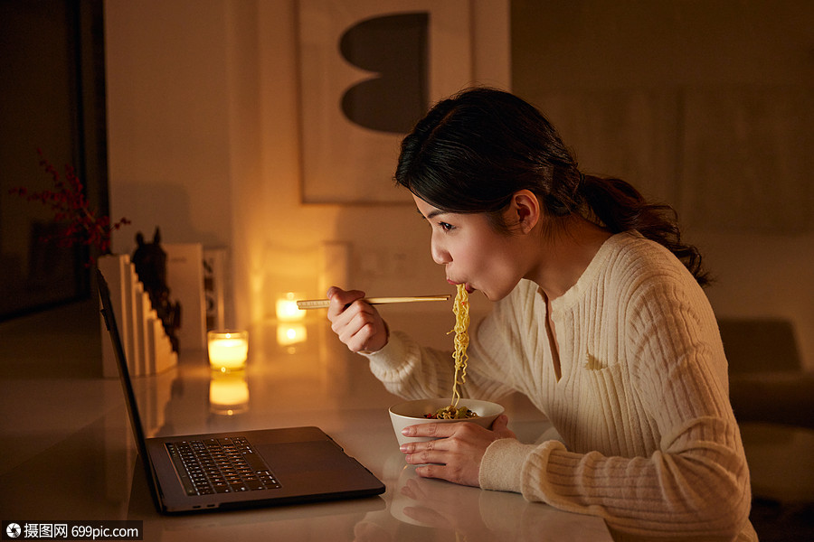 居家女性熬夜看剧吃泡面追剧人物