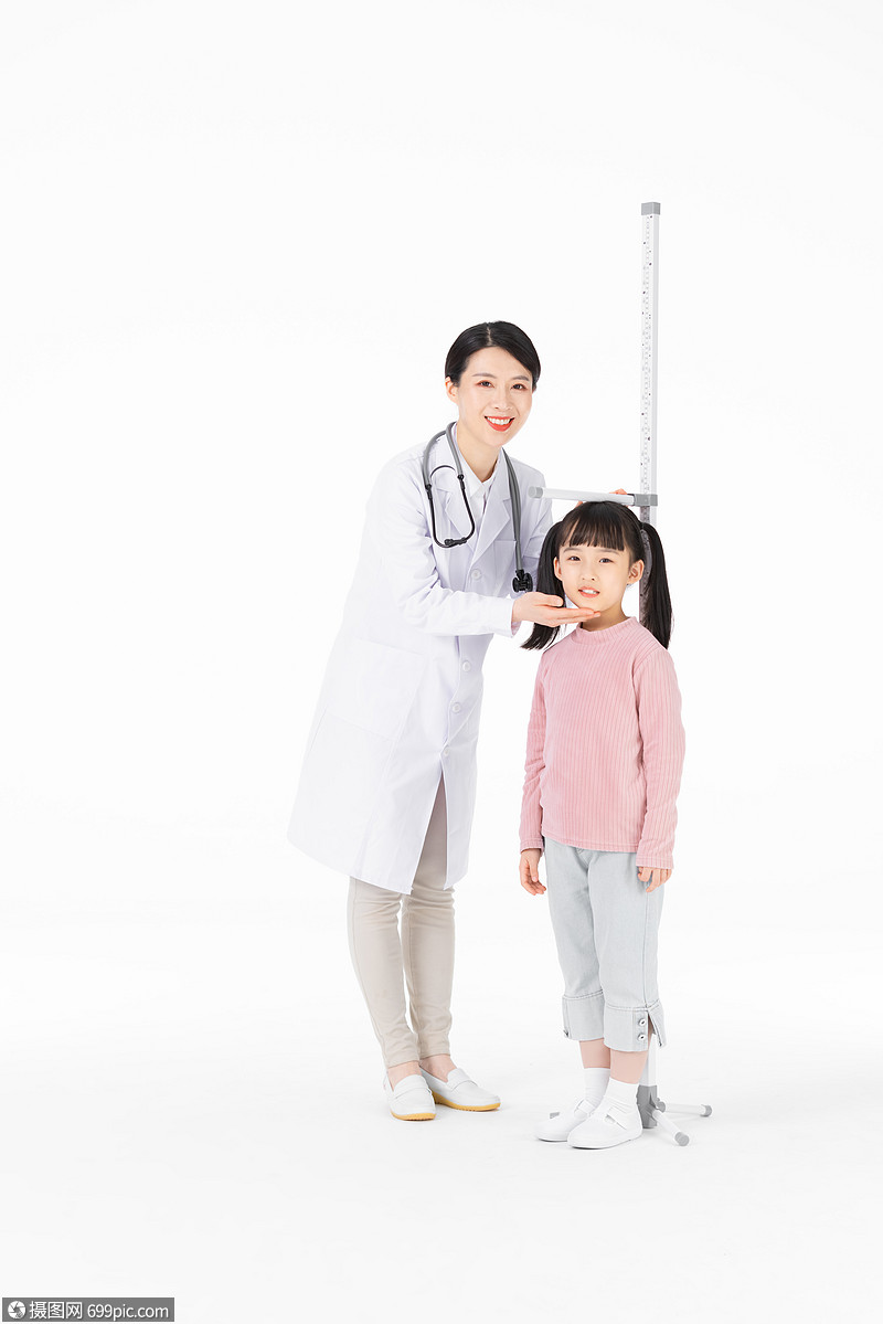 医护人员给小女孩测量身高