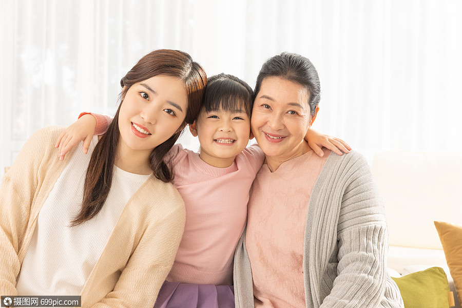 温馨的祖孙三代形象妇女节中国人