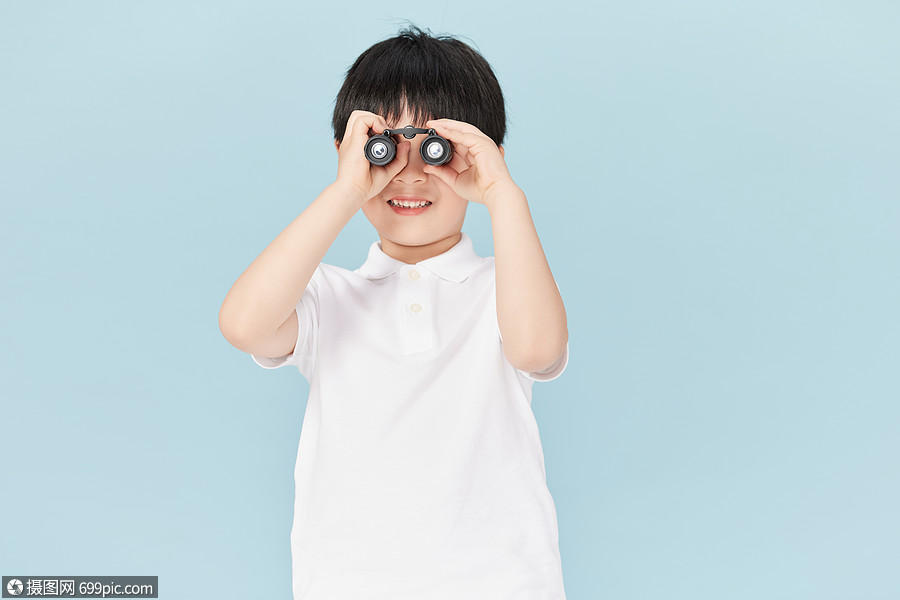 小男孩用望远镜探索远处儿童节黄种人