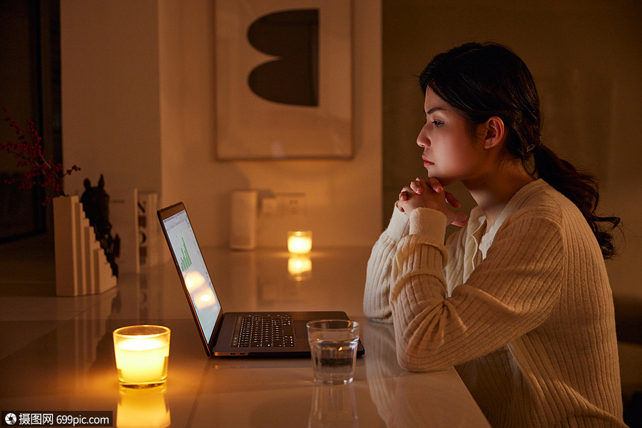 居家女性熬夜工作加班