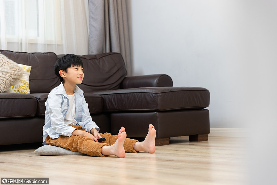 小男孩一个人在客厅看电视人物独自在家