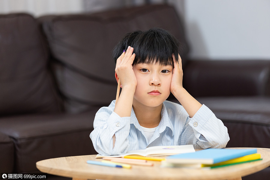 做作业遇到难题的小男孩小孩黄种人