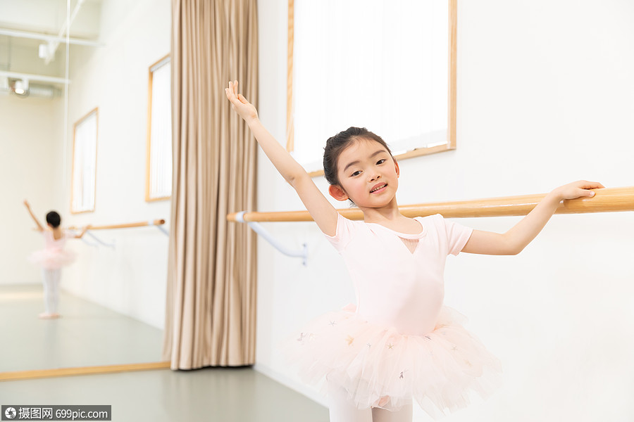 跳芭蕾舞的可爱小女孩形象儿童舞蹈中国人
