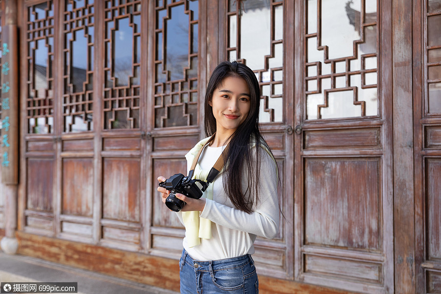 美女大学生一个人旅行拍照景区人像