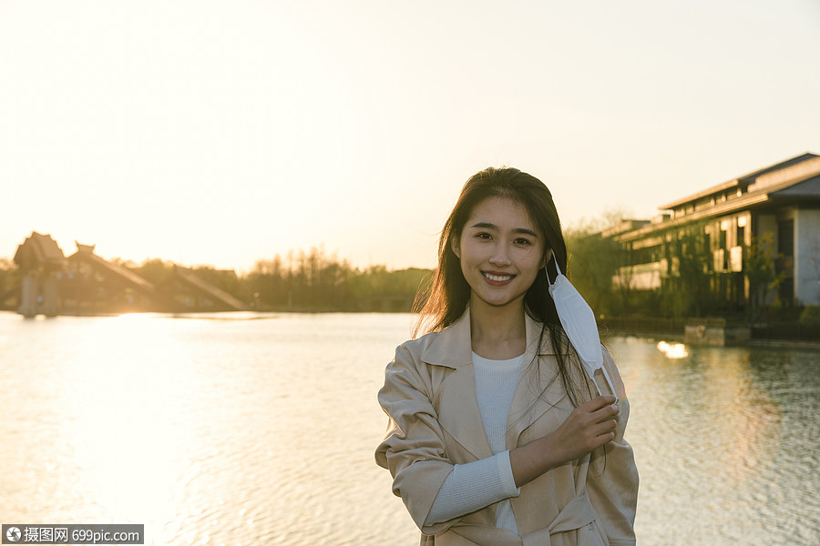 美女大学生旅行摘掉口罩