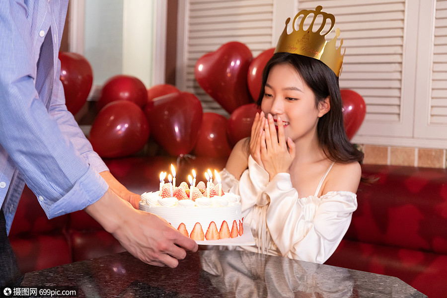 青年情侣在ktv庆祝生日爱情恩爱