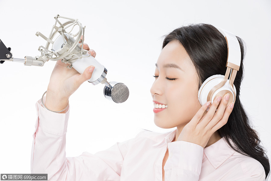 青年女性配音员录音