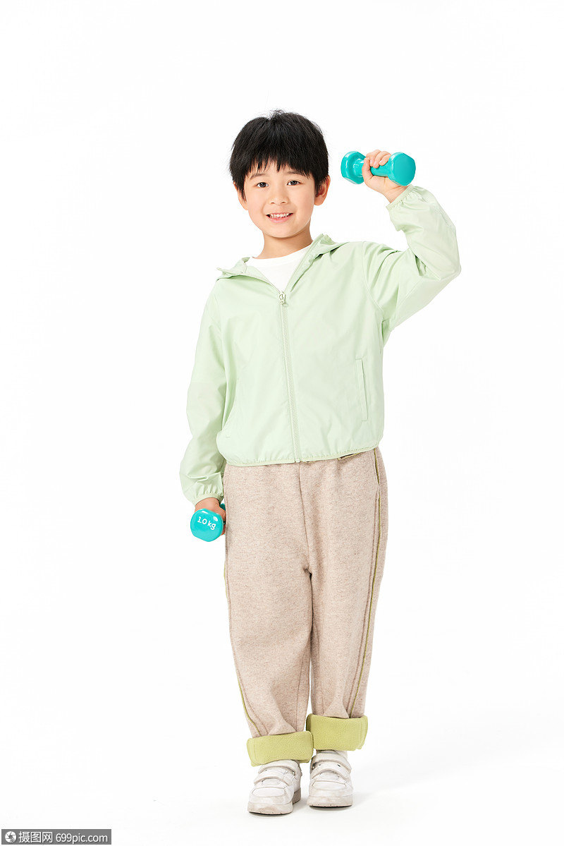 用哑铃健身运动的小男孩男生锻炼身体